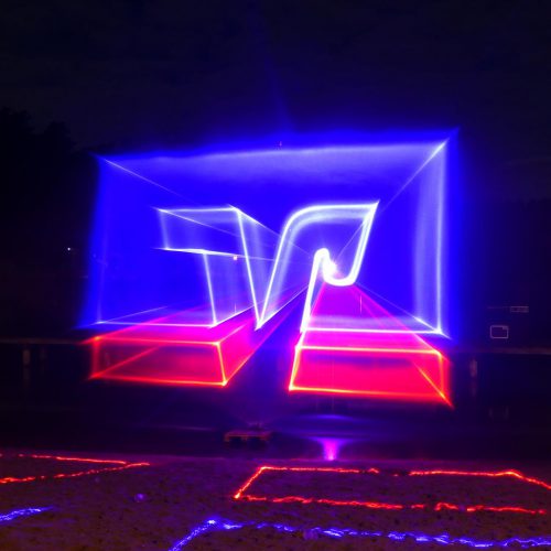 Lasershow Logo Volksbank auf Wasserleinwand